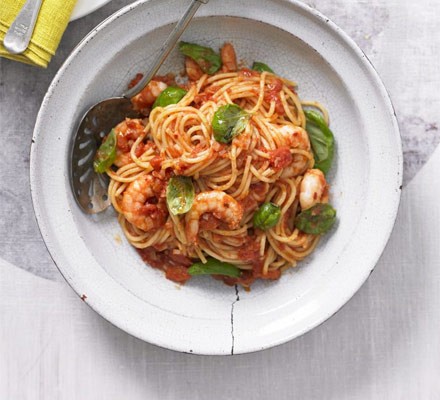 Spaghetti pomodoro with chilli prawns