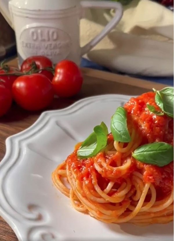 Spaghetti with a 15-minute tomato sauce (Pasta al sugo)