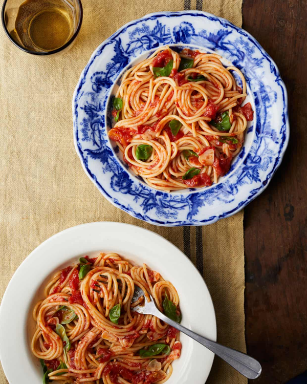 Spaghetti with a quick tomato and chilli sauce