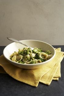 Spaghetti with a savory onion sauce (Spaghetti alle cipolle)
