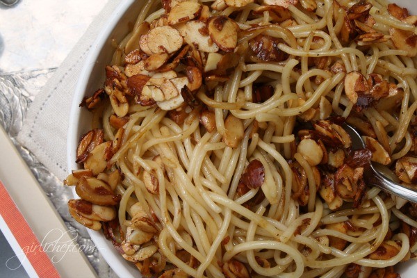 Spaghetti with almonds in cinnamon honey butter
