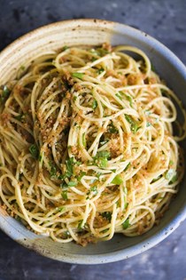 Spaghetti with anchovies, pine nuts and raisins