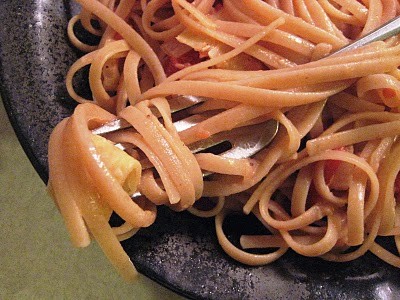 Spaghetti with artichoke hearts and tomatoes