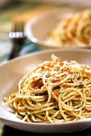 Spaghetti with arugula and garlic bread crumbs