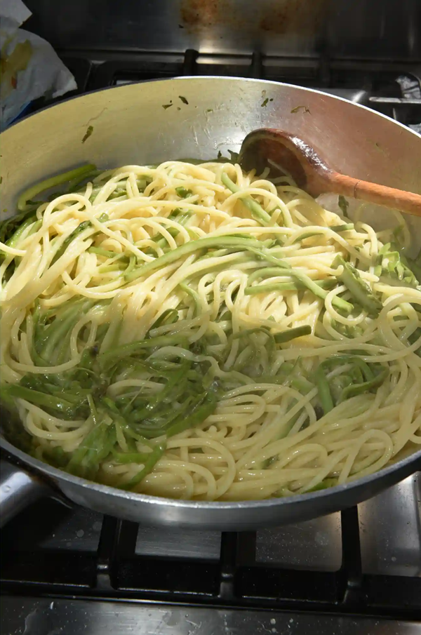 Spaghetti with asparagus, butter and lemon