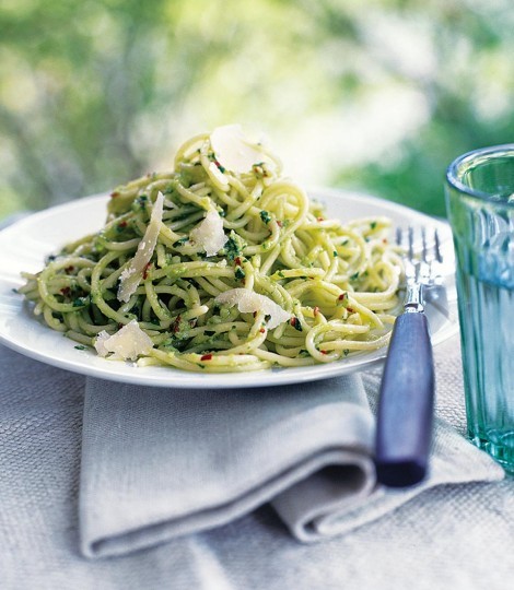 Spaghetti with avocado pesto