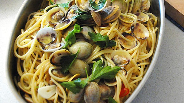 Spaghetti with baby clams (Spaghetti alle vongole)