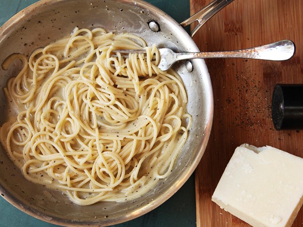 Spaghetti with black pepper and pecorino Romano (Cacio e pepe)