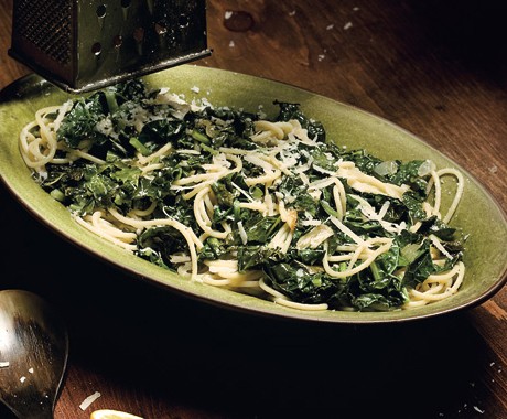 Spaghetti with braised kale