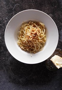 Spaghetti with bread crumbs and pepper
