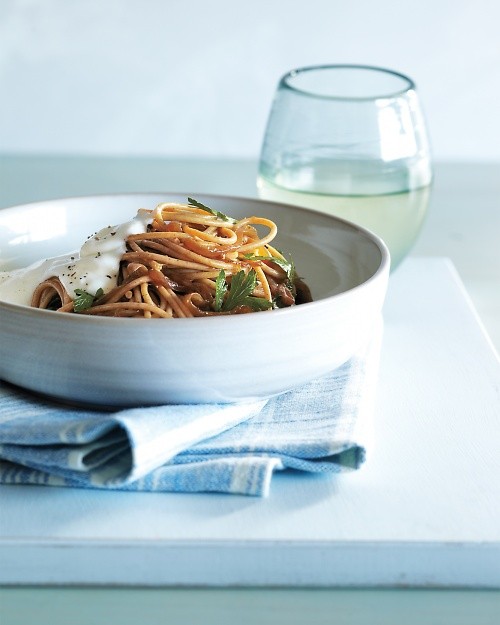 Spaghetti with caramelized onions and yogurt