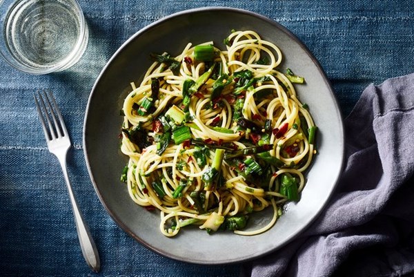 Spaghetti with charred scallion sauce 