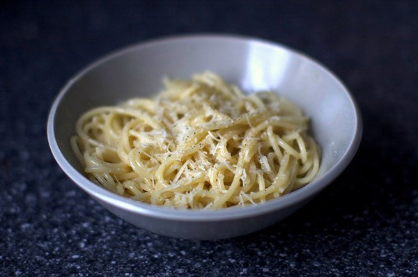 Spaghetti with cheese and black pepper (Spaghetti cacio e pepe)