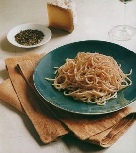 Spaghetti with cheese and pepper (spaghetti al cacio e pepe)
