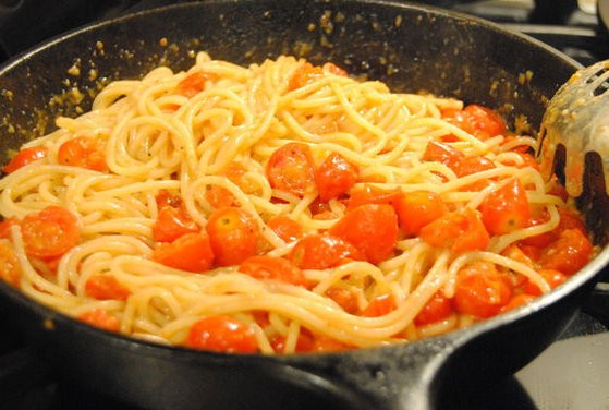 Spaghetti with cherry tomatoes and pecorino cheese