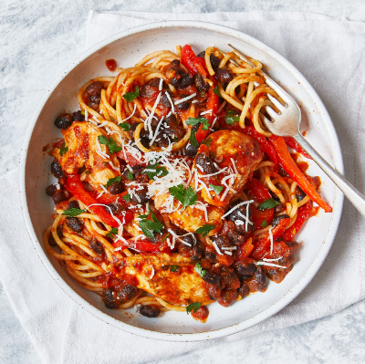 Spaghetti with chicken, black beans and spicy tomato sauce