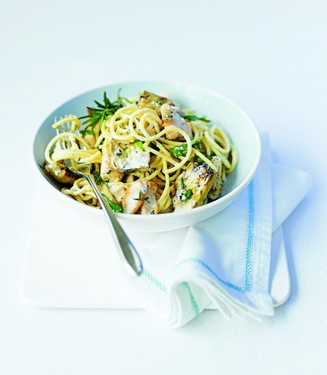 Spaghetti with chicken, rosemary and artichokes