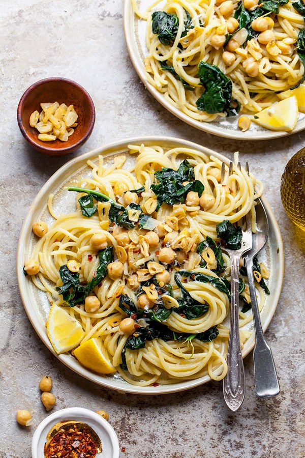 Spaghetti with chickpeas & kale