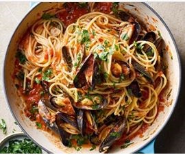 Spaghetti with chilli & parsley mussels