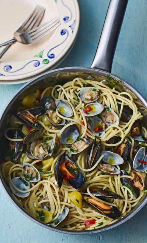 Spaghetti with clams & mussels (Spaghetti vongole)
