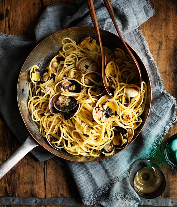 Spaghetti with clams and butter (Spaghetti alle vongole con burro)