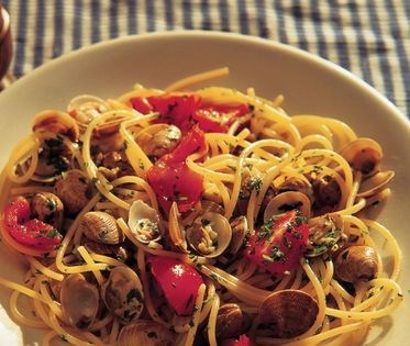 Spaghetti with clams and cherry tomatoes (Spaghetti alle vongole)