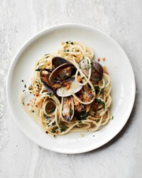 Spaghetti with clams and crispy bread crumbs
