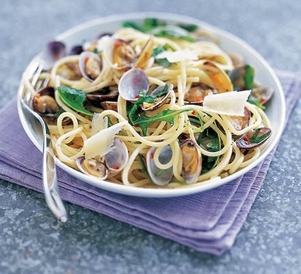Spaghetti with clams, chilli and rocket