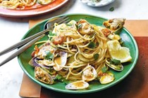 Spaghetti with clams, garlic, cherry tomatoes and zucchini