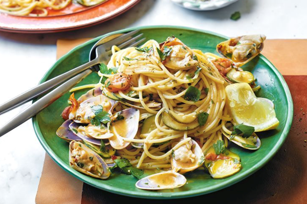 Spaghetti with clams, garlic, cherry tomatoes and zucchini