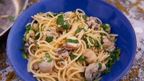 Spaghetti with clams, gin and wild garlic