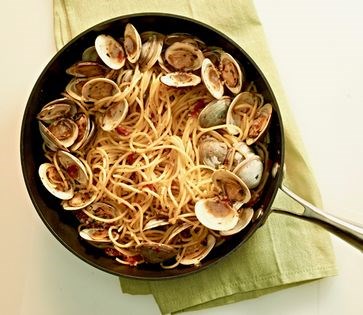 Spaghetti with clams (Spaghetti alle vongole)