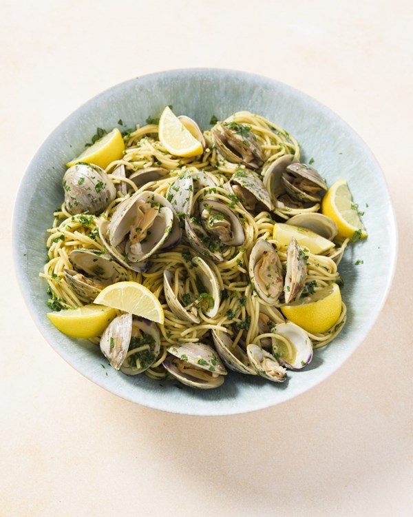 Spaghetti with clams (Spaghetti con vongole)