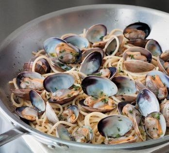 Spaghetti with clams (Spaghetti con vongole)