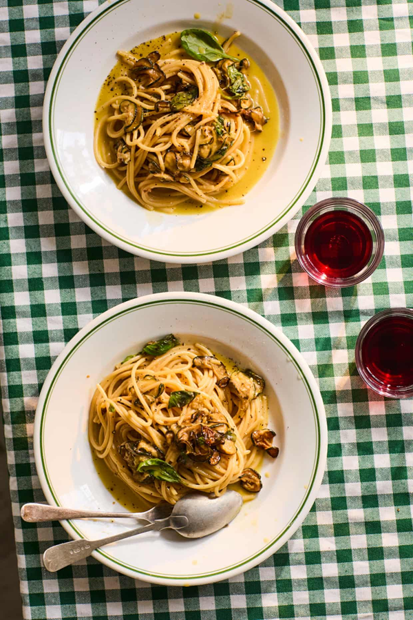Spaghetti with courgettes, basil and cheese (Spaghetti alla Nerano)