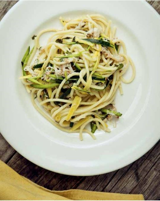 Spaghetti with crab and zucchini