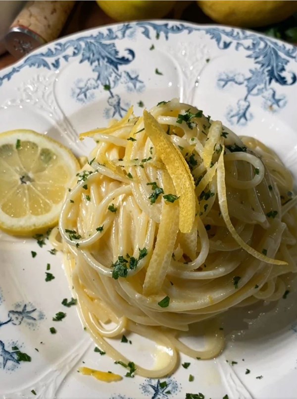 Spaghetti with creamy lemon sauce (Spaghetti al limone)