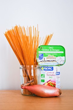 Spaghetti with crushed sardine and tomato sauce