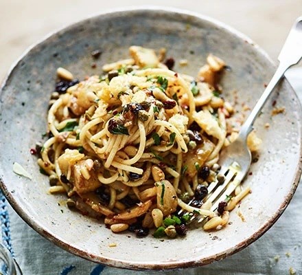 Spaghetti with fennel, anchovies & capers