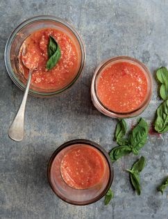 Spaghetti with fresh 5-minute tomato sauce