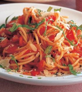 Spaghetti with fresh tomato sauce