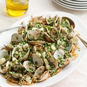 Spaghetti with garlic & clam sauce