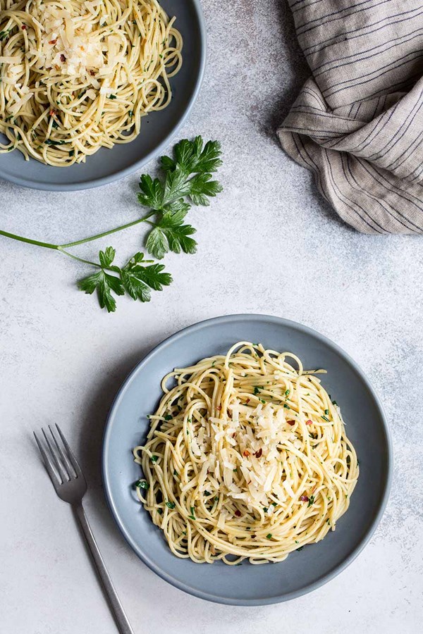 Spaghetti with garlic, anchovies and parsley