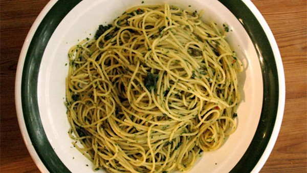 Spaghetti with garlic and olive oil (Spaghetti aglio e olio)