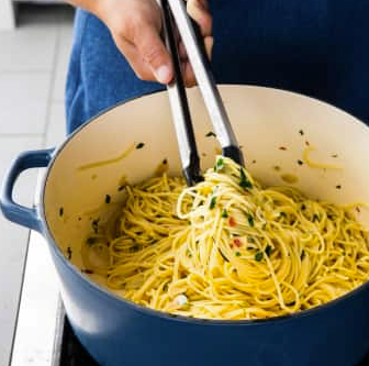 Spaghetti with garlic and olive oil