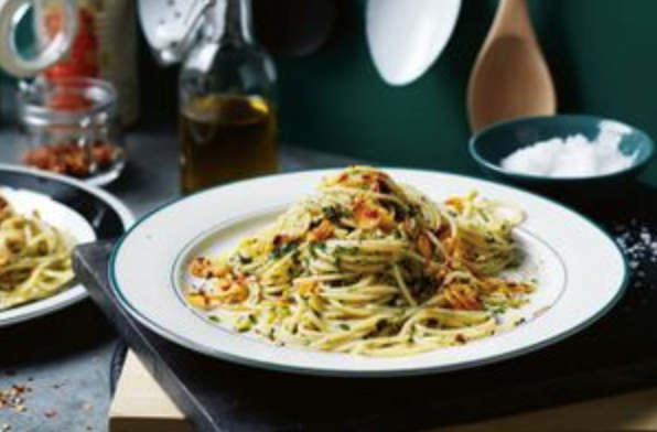 Spaghetti with garlic and olive oil (Spaghetti aglio e olio)