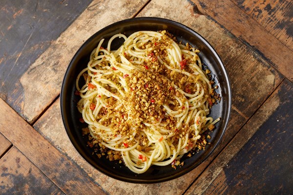 Spaghetti with garlic and walnut breadcrumbs (Pasta con pangrattato aglio e noci)