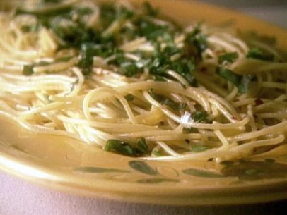 Spaghetti with garlic, olive oil, and red pepper flakes (Aglio, olio, e pepperoncino)