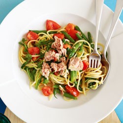 Spaghetti with green beans and tuna