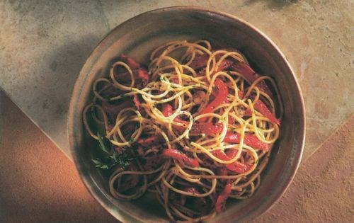 Spaghetti with grilled peppers (Spaghetti coi peperoni arrostiti)